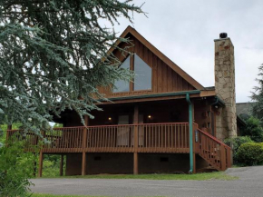 Story Brook: Beautiful true log cabin! Close to Dollywood, State Park, and more!